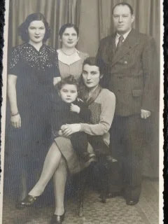 Fotografie tip Carte Postala, Trei femei, un barbat si un copil, 1944