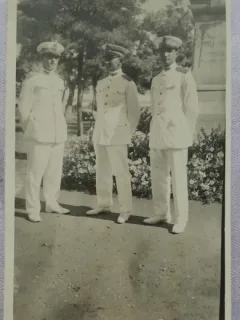 Fotografie tip carte postala, trei ofiteri de marina, 1932