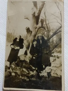 Fotografie tip Carte postala, Trei prietene in Cismigiu, 1932