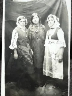 Fotografie tip carte postala, trei tinere, 1934