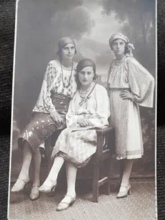 Fotografie tip carte postala, trei tinere in post popular, 1930