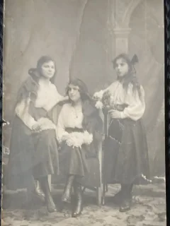 Fotografie tip Carte Postala, Trei tinere, perioada interbelica