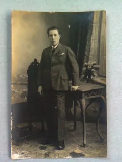 FOTOGRAFIE TIP CARTE POSTALA, TRIMISA DE BARBATUL DIN IMAGINE, FRATELUI SAU, ANUL 1921