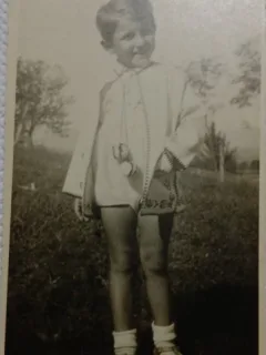 Fotografie tip Carte postala,Baietel cu sandale, 1944