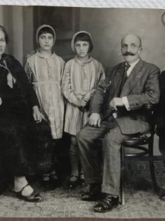 Fotografie tip Carte postala Familia cu patru copii, perioada interbelica