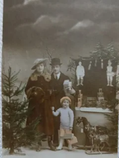 Fotografie tip Carte postala,Familie cu copil, perioada interbelica