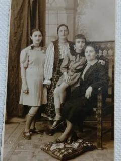 Fotografie tip Carte postala, Doua femei cu doi copii, perioada interbelica