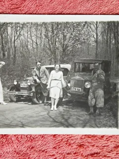 Fotografie tip carte postala, la plimbare prin padure, cu masinile, perioada interbelica