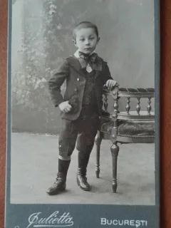 Fotografie tip CDV, baietel cu cizme si esarfa, inceput de secol XX