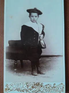 Fotografie tip CDV, baietel cu palarie, inceput de secol XX