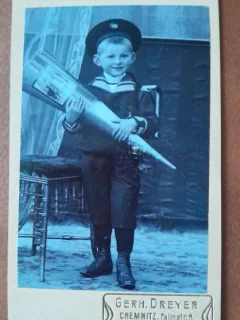 Fotografie tip CDV, baietel imbracat marinar, inceput de secol XX