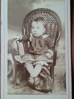 Fotografie tip CDV, baietel pe scaun, perioada interbelica