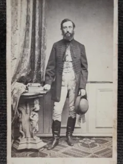 Fotografie tip CDV, barbat cu barba si mustata, cu palarie, sfarsit de secol XIX