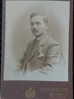 Fotografie tip CDV, barbat cu batista la buzunar, inceput de secol XX