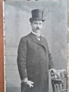 Fotografie pe carton, barbat cu joben, perioada interbelica