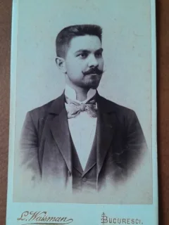 Fotografie tip CDV, barbat cu mstata si cioc, 1897
