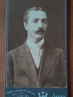 Fotografie tip CDV, barbat cu mustata, Constantin M. Gherghina, sfarsit de secol XIX