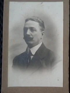 Fotografie tip CDV, Barbat cu mustata, in costum, 1922