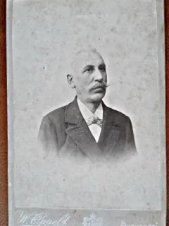 Fotografie pe carton, barbat cu mustata, inceput de secol XX