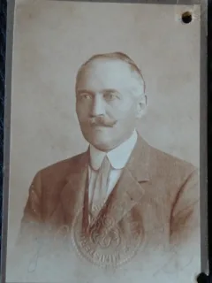 Fotografie tip CDV, Barbat cu mustata, inceput de secol XX