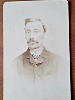Fotografie tip CDV, barbat cu mustata, perioada interbelica