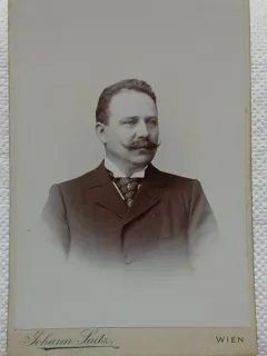 Fotografie tip CDV, Barbat cu mustata, perioada interbelica
