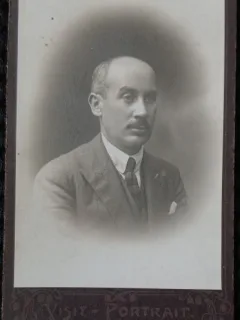 Fotografie tip CDV, Barbat cu mustata, perioada interbelica
