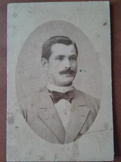 Fotografie tip CDV, barbat cu mustata, sfarsit de secol XIX