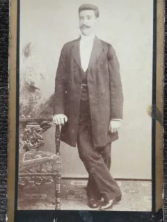Fotografie tip CDV, barbat cu mustata, sfarsit de secol XIX