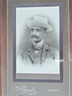 Fotografie pe carton, barbat cu mustata si palarie, inceput de secol XX