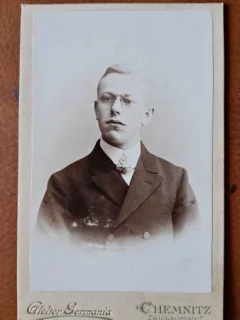 Fotografie tip CDV, barbat cu ochelari, inceput de secol XX