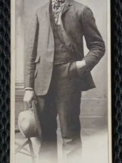 Fotografie tip CDV, barbat cu palaria in mana, 1907