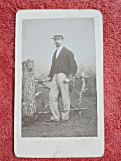 Fotografie tip CDV, barbat cu palarie, mustata si barba, inceput de secol XX