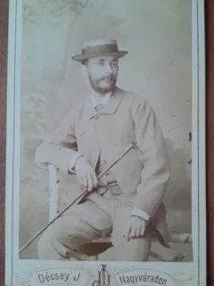 Fotografie tip CDV, barbat cu palarie si baston, sfarsit de secol XIX