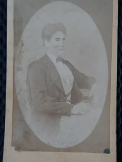 Fotografie tip CDV, Barbat cu papion, perioada interbelica