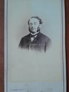 Fotografie tip CDV, barbat cu perciuni, inceput de scol XX