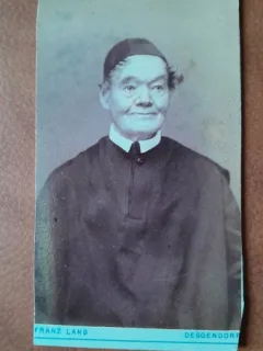 Fotografie tip CDV, barbat cu tichie, inceput de secol XX