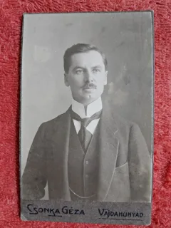 Fotografie tip CDV, barbat la costum, inceput de secol XX