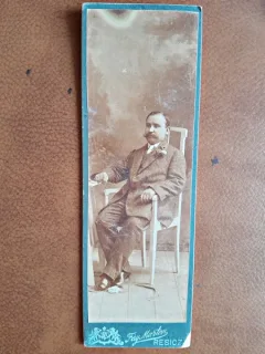 Fotografie tip CDV, barbat pe scaun, perioada interbelica