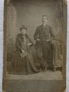 Fotografie tip CDV, Barbat si femeie cu guler de blana, inceput de secol XX