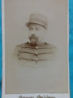 Fotografie tip CDV, Capitan de infanterie francez cu tunica cu gaitane, inceput de secol XX