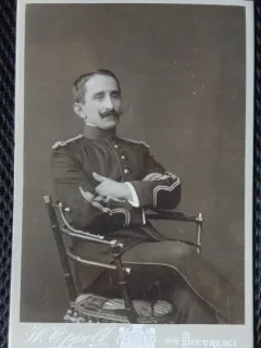 Fotografie tip CDV, Capitan din armata regala romana, inceput de secol XX