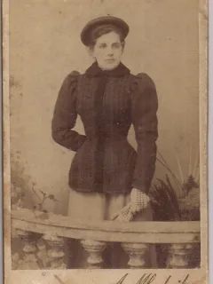 Fotografie tip CDV cu adnotare (1899), reprezentand o femeie