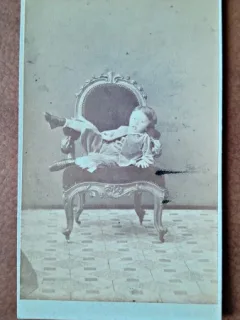Fotografie tip CDV, copil pe fotoli, inceput de secol XX