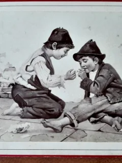 Fotografie  pe carton, doi prieteni aprinzand tigari, inceput de secol XX