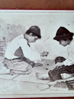 Fotografie pe carton, doi prieteni la joaca, inceput de secol XX