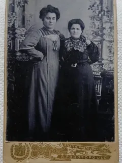 Fotografie tip CDV, Doua femei in rochii lungi, perioada interbelica