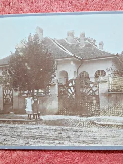 Fotografie tip CDV, doua fetite in fata casei, inceput de secol XX
