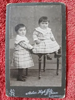 Fotografie tip CDV, doua fetite, inceput de secol XX