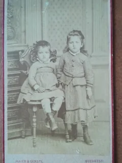 Fotografie tip CDV, doua fetite, inceput de secol XX